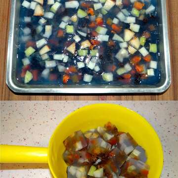 保育員將蝶豆用熱水沖泡後，兌入洋菜裡做成宛如藍色水晶般的果凍