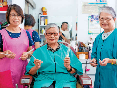 由張秋芳（中）三姊妹共同經營的「三姊妹理髮店」已走過35個年頭。（攝影／賴智揚）