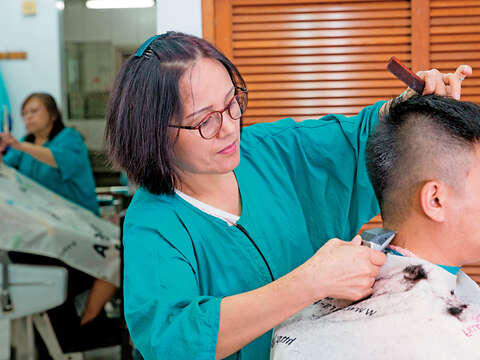 雖為傳統理髮，但「三姊妹理髮店」對新潮髮型也相當有一套。（攝影／賴智揚）