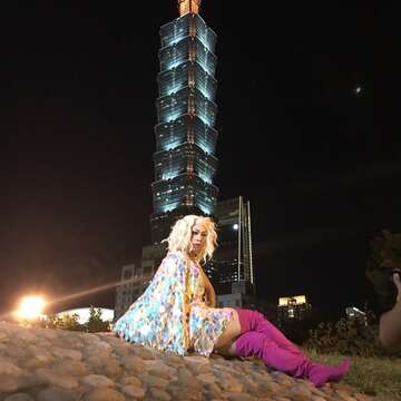 PanPan走訪四四南村，對在夜空中閃耀的臺北101十分驚豔