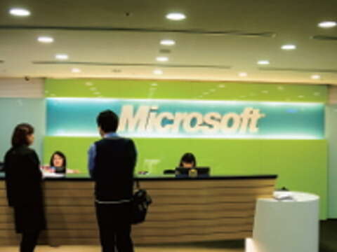 台灣微軟以鮮豔用色營造辦公環境，讓上班心情跟著繽紛起來。（攝影／廖碩文）