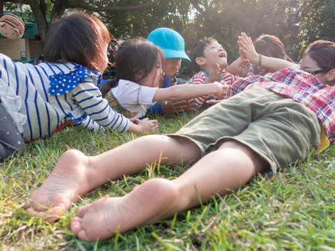 關渡自然公園有大片草皮讓小朋友盡情奔跑玩耍，現場提供輕食讓大小朋友可以輕鬆在草地上野餐度過悠閒的午後時光。