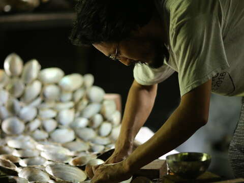 日本藝術家杉原信幸以圓蚌殼與孔雀蛤做出一艘閃耀著珍珠光澤的貝殼船，有如流動在城市與自然交界處。