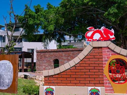 延續國順里「粿仔街」入口意象的龍龜獅造型牆與國順公園故事板