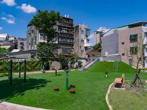 多元使用的兒童遊戲場與體健區