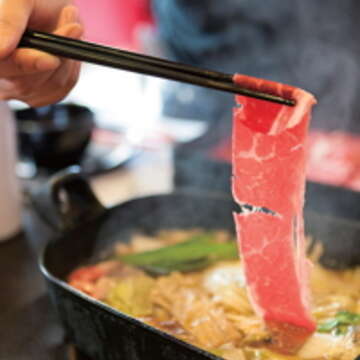 沒湯的火鍋壽喜燒，鹹中帶甜搭配牛肉讓人胃口大開。（攝影／楊智仁）