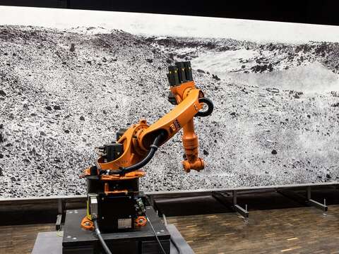 robotlab的庫卡機器人現場繪製巨型超寫實火星風景