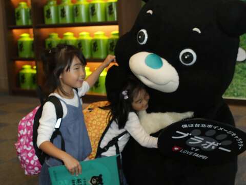 搭乘同名松山機場對飛5周年航班的日本姐妹花熊抱熊讚.JPG