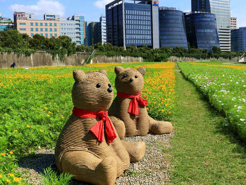 美堤河濱花海入口處有兩隻可愛小熊迎接大家走進幸福的花路