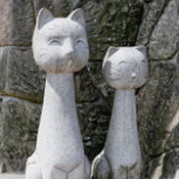 樟湖步道一路上都有貓咪造型的石雕或泥塑笑臉迎客。（攝影／楊智仁）