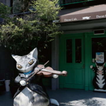 拉著小提琴的超大達洋貓咪坐鎮店門口，猶如奏起迎賓曲歡迎所有來客。（攝影／楊智仁）