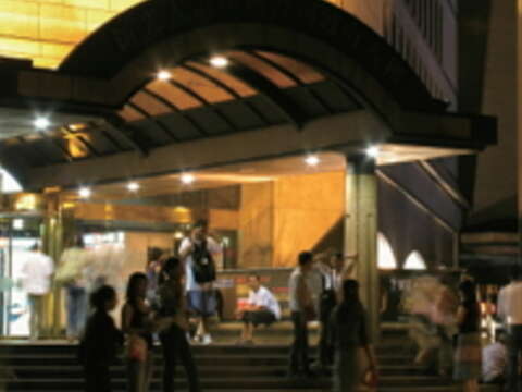 24小時營業的誠品敦南店蔚為臺北的文化地標。（攝影／楊智仁）