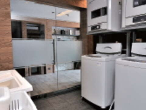 洗衣房的自助洗衣設備齊全，讓旅客輕鬆解決客宿在外的不便。（攝影／郭鳳孝）