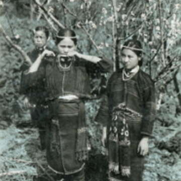 女孩正在吹奏的口簧琴是以竹片製成的口琴，除達悟族外的臺灣各族原住民都有類似樂器。（圖／莊永明提供）