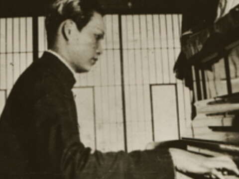 呂泉生在日本受現代音樂教育，最初理想是成為鋼琴家，後來因為手指受傷，改習聲樂，以作曲、指揮畢生耕耘臺灣樂壇。（圖／莊永明提供）