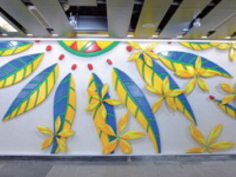柴清文的《四季》設置於捷運大安森林公園站穿堂層北側牆面，以浮雕描繪出大自然四個季節，此部分為「夏」。（圖／達達創意股份有限公司提供）