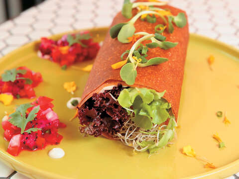 「墨西哥裸食捲」可搭配火龍果莎莎醬食用，滋味清爽。（攝影／陳毅偉）