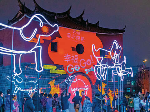 台北燈節結合北門廣場，呈現一場燈光藝術饗宴。（攝影／潘俊霖）