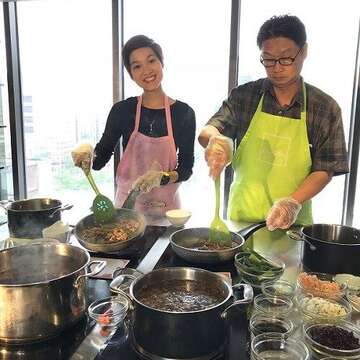 泰國媒體來臺初次挑戰手作臺灣經典美食滷肉飯，直呼好有趣！