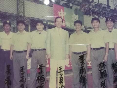 周思齊珍藏的1990年王貞治來台灣與裁判合照也在台北探索館展出