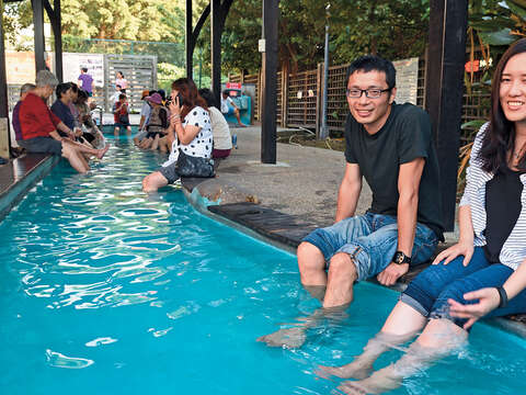 泉源公園泡腳池是青磺泉質溫泉。（攝影／楊彩成）
