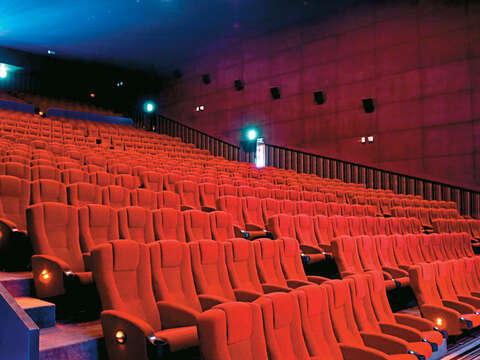​​​​​​​和五十多年前剛開幕的樂聲戲院相比，影廳內的座椅已經升級為舒適的沙發座椅。（圖／樂聲戲院提供）