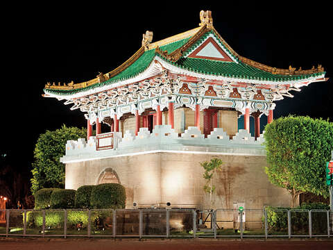 東門（景福門）是1888年劉銘傳巡撫開啟台灣電燈照明和電力產業歷史的起點。
