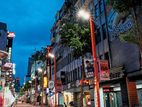 到西門町逛街抬頭就有亮點，特色造型街燈搶眼、時尚。