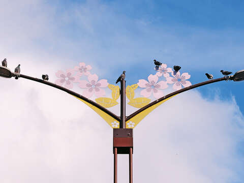 北投大業路路燈以櫻花為意象，凸顯當地觀光特色。（攝影／楊彩成）