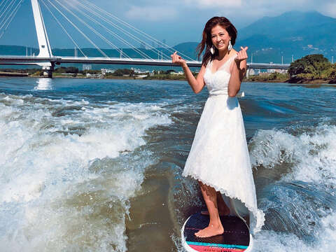 陳美彤挑戰穿著華美的禮服滑水衝浪，拍婚紗照。（圖／陳美彤提供）