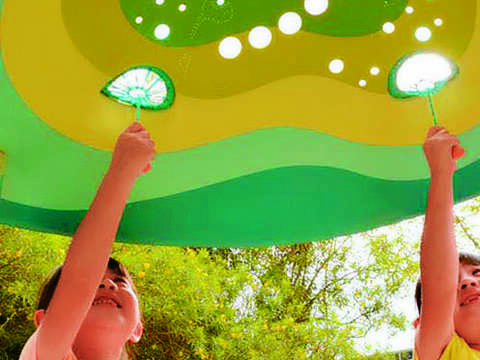 《咚咚公園遊具》的光影變化，讓小朋友自然融入和遊具互動。
