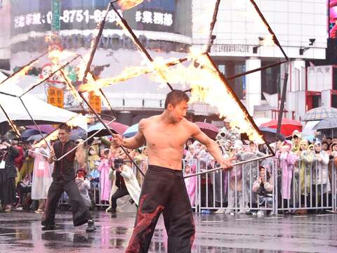 台北燈節遊行嘉年華許多表演團體精彩的表演，讓遊行活動有更多元的呈現.JPG