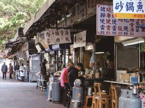 慈聖宮媽祖廟前的小吃，是台北人不變的美食記憶。
