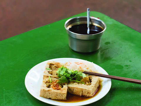 臭豆腐は多くの観光客が敬遠しますが、チーズを食べる習慣があるフランス人にはチャレンジしやすい料理だとKuさんは話します。(写真/Taiwan Scene)