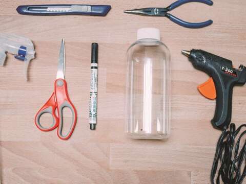 準備工具：寶特瓶、噴頭、奇異筆、美工刀、剪刀或尖嘴鉗、熱熔膠。