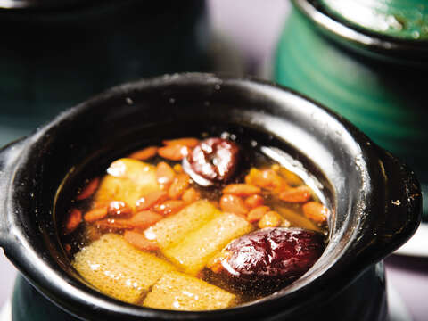 ​​​​​​​​豚足は手間ひまと時間をかけることで美味しく仕上がります。瓦罐で作る料理は煮込むことで、美味しくて柔らかく仕上がります。
