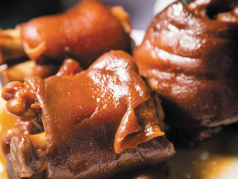 ​​​​​​​​豚足は手間ひまと時間をかけることで美味しく仕上がります。瓦罐で作る料理は煮込むことで、美味しくて柔らかく仕上がります。
