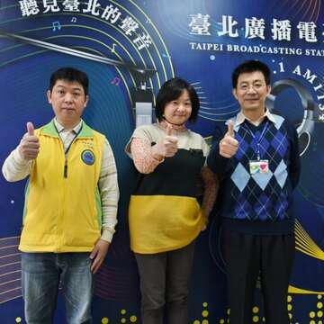 道管中心主任李文芳(右)、基層員工張益熊(左)與主持人欣亞合照