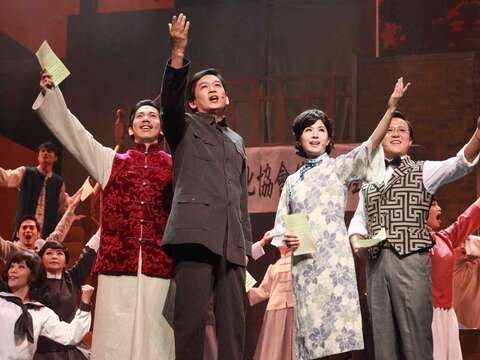 音樂時代劇場所創作的《渭水春風》，講述蔣渭水一生傳奇。圖為2010年台北國家戲劇院首演經典回顧劇照
