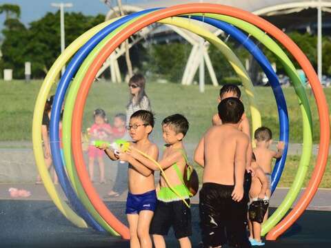 暑假蹓小孩首選 大佳河濱公園共融遊戲場開放