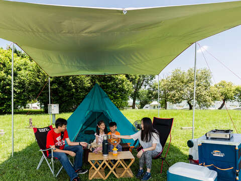 小白與智維時常帶著孩子一起露營。