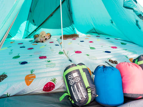 充氣床、睡袋都是必備的露營用品，以租借代替購買是個選擇。