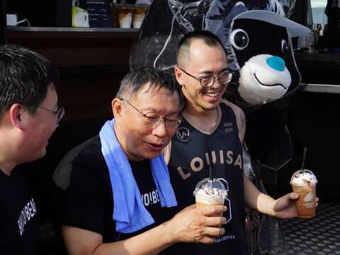 台北市長柯文哲品嚐現調冰咖啡消暑氣。