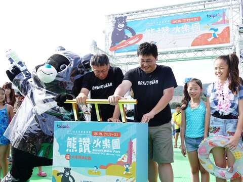 台北市長柯文哲開心與觀光傳播局長劉奕霆、熊讚共同啟動童樂會開幕。