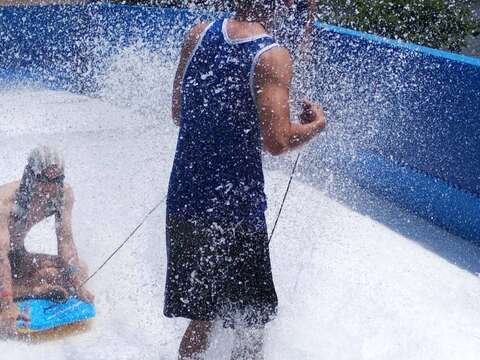 民眾在台北河岸童樂會興奮體驗國內首次引進的極限衝浪。