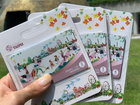 為歡慶上市發行，即日起透過官網購買景點暢遊卡就限量贈送臺北雙層觀光巴士「4小時票」一張