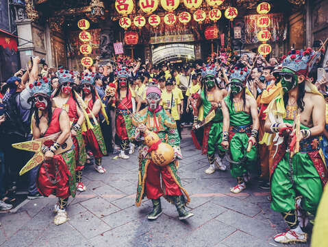 最も目を引くの「青山宮の八将」は「赤面」と「緑面」に分かれて、台湾人とっても独特な扮装です。(写真/跟著邱小傑看廟會)