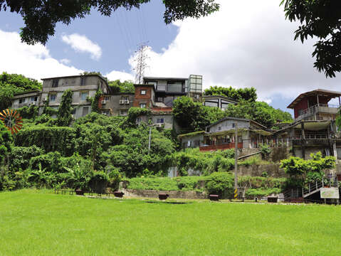 宝蔵巌国際芸術村は眷村文化や特殊な景観が残っていて、多くの観光客が訪れています。