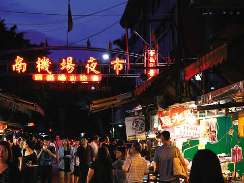 南機場夜市は万華区にある地元の夜市です。