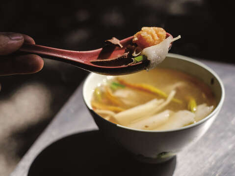 -	鼎辺趖は台湾における米食文化の代表する料理の一つです。